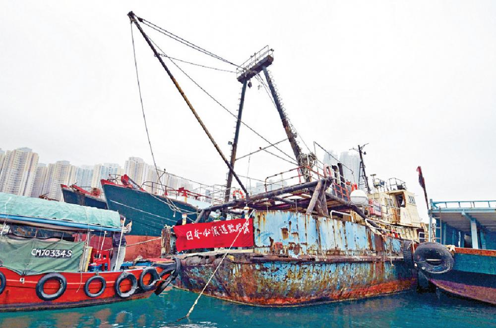 ■保釣船「啟豐二號」因受風暴吹襲兼日久失修，已在筲箕灣避風塘沉沒。