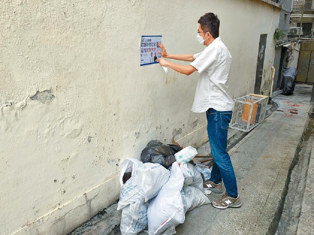 ■林博經常在後巷張貼告示，提醒街坊不要在後巷棄置泥頭雜物。