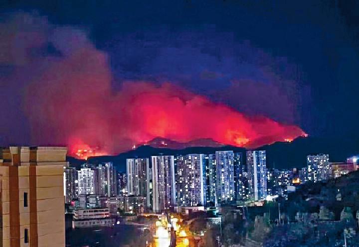 ■重慶巴南界石鎮周日傍晚發生山火，火勢猛烈。