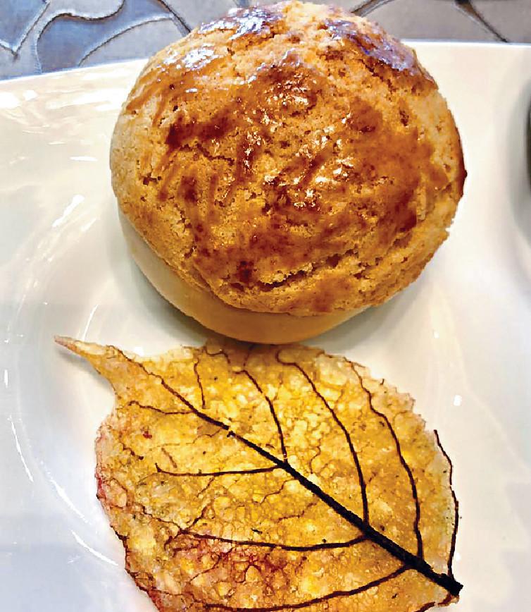 ■「萬豪金殿」的菠蘿叉燒餐包配法國薯片紅葉