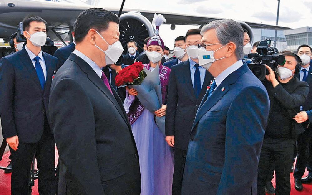 ■哈薩克總統托卡耶夫親自到機場迎接習近平，兩人都戴口罩。
