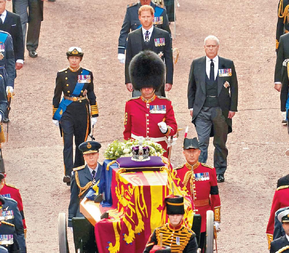 ■查理斯三世及威廉王子等，在女皇靈柩後面護送。路透社