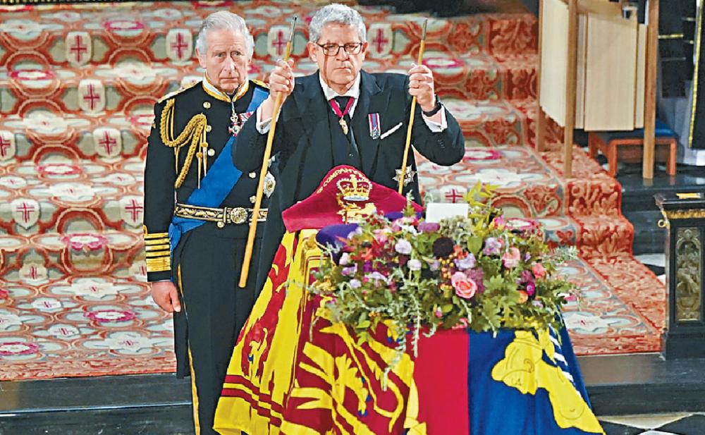 ■現任皇室宮務大臣帕克勳爵走到女皇靈柩面前，當眾折斷一支白杖。