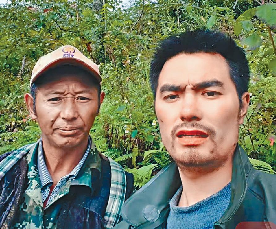 ■村民倪太高(左)在深山找回失蹤十七天的甘宇。