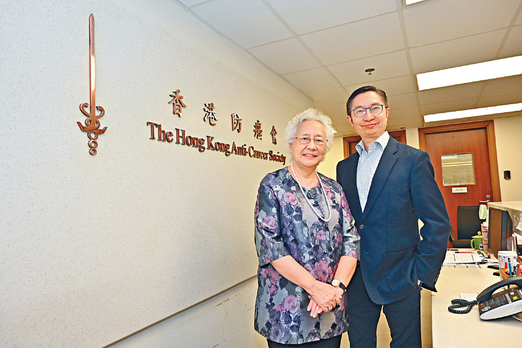 ■防癌會主席朱楊珀瑜女士（左）和《頭條日報》廣告部副總經理劉孟輝先生（右）分享了防癌會逾半世紀的貢獻和成就。