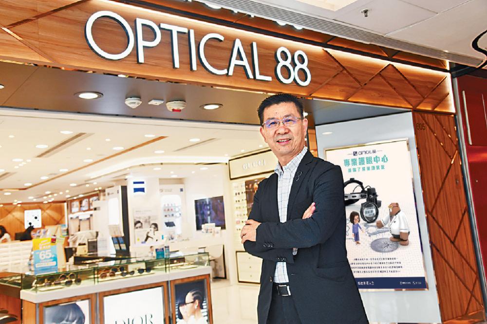 ■眼鏡88在董事總經理鄭學玉（Ben）帶領下穩中求進，矢志為顧客提供「專業貼心」一條龍服務。