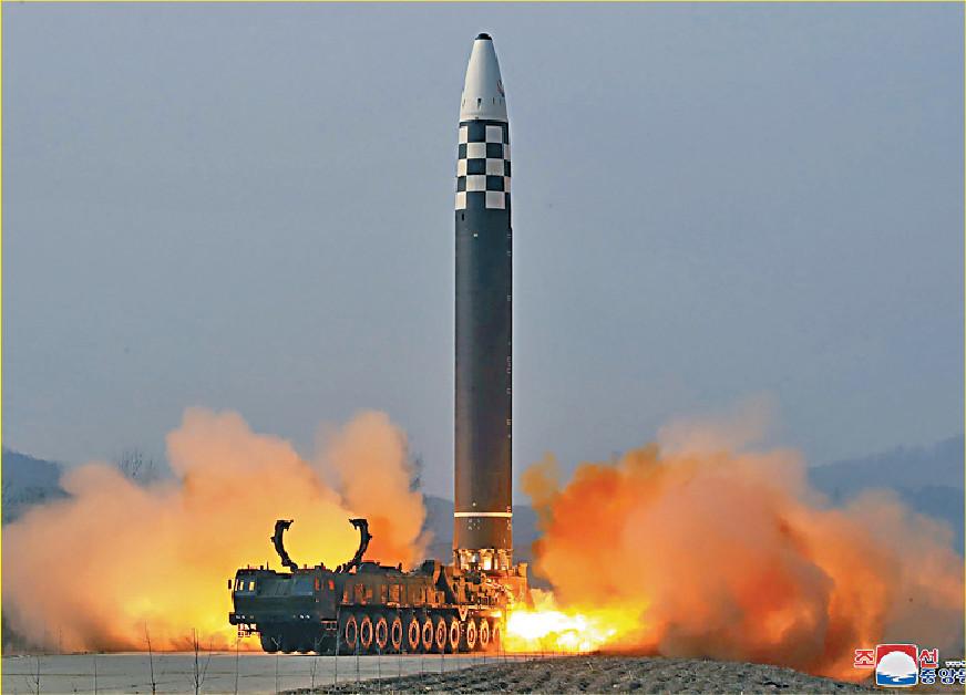 ■北韓首次發射的長程導彈飛越日本領空。