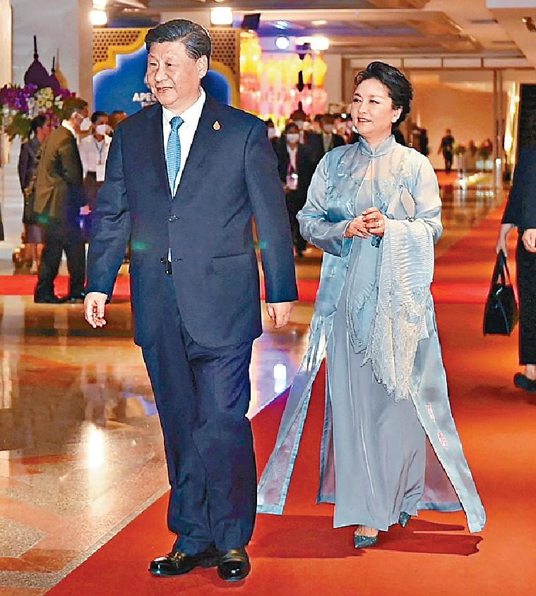 ■國家主席習近平偕夫人彭麗媛，出席亞太經合組織峰會的晚宴。