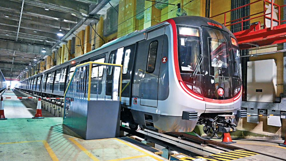 ■港鐵首列市區線八卡列車Q-Train，將於周日起觀塘線投入服務。
