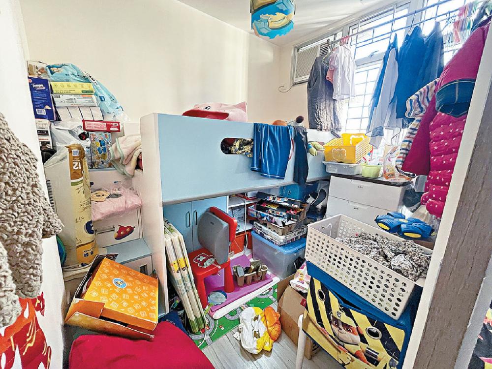 ■Emily兒子的房間，「收納整理」前放滿雜物。