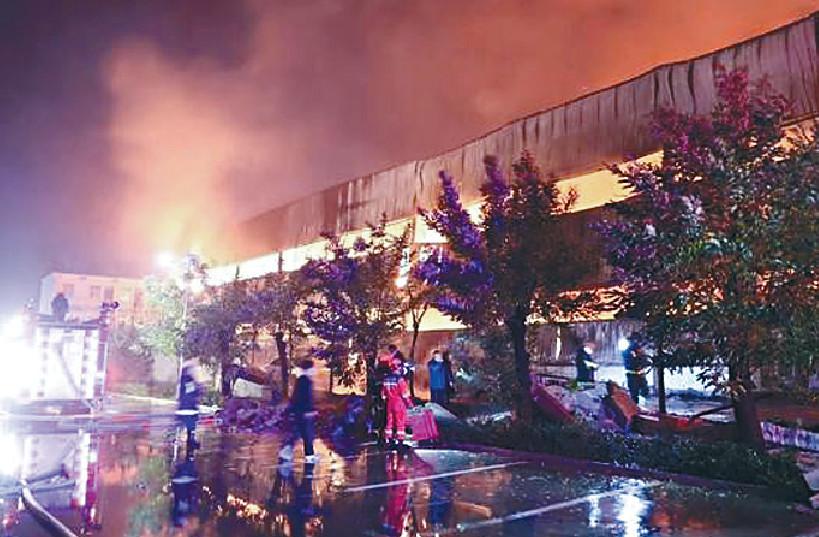 ■河南安陽一間廠房發生火災，現場火光沖天。