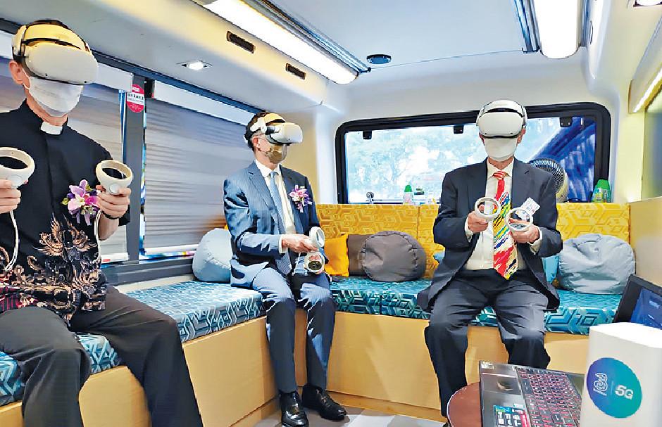 ■在5G寬頻幫助下，於巴士車廂可以VR/AR技術為學生提供生命教育。