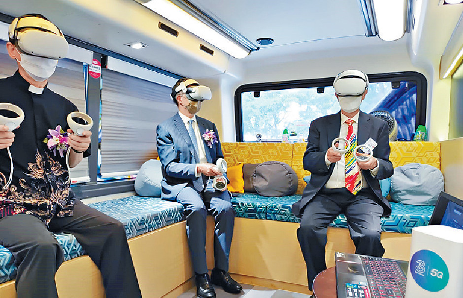 ■在5G寬頻幫助下，於巴士車廂可以VR/AR技術為學生提供生命教育。p/　　