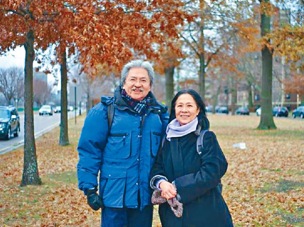 ■曾俊華四年前與太太在MIT DKE兄弟會的Deke House前合照。