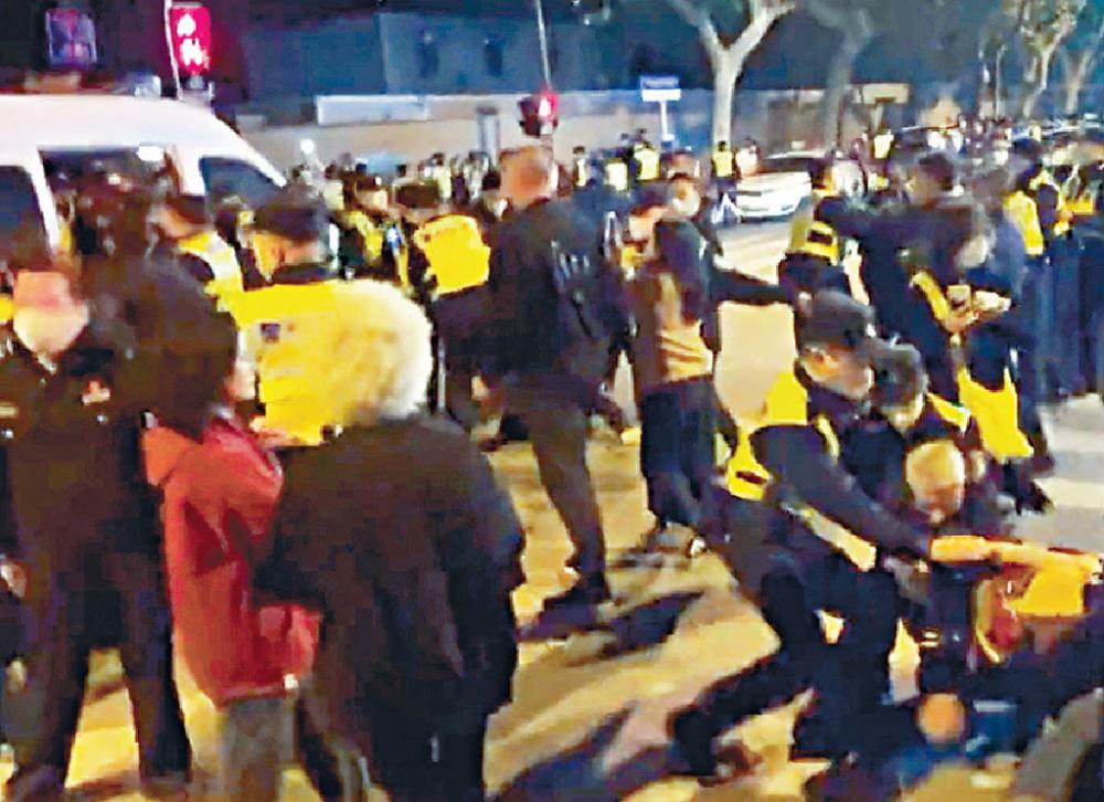■上海上周末一連兩晚有群眾聚集，爆發激烈警民衝突，警方拘捕多人，包括外媒記者。