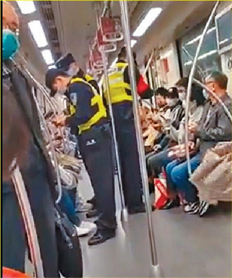 ■網傳上海公安在地鐵車廂內查看手機。