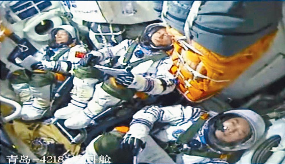■三名太空人在神舟十五內部情況。