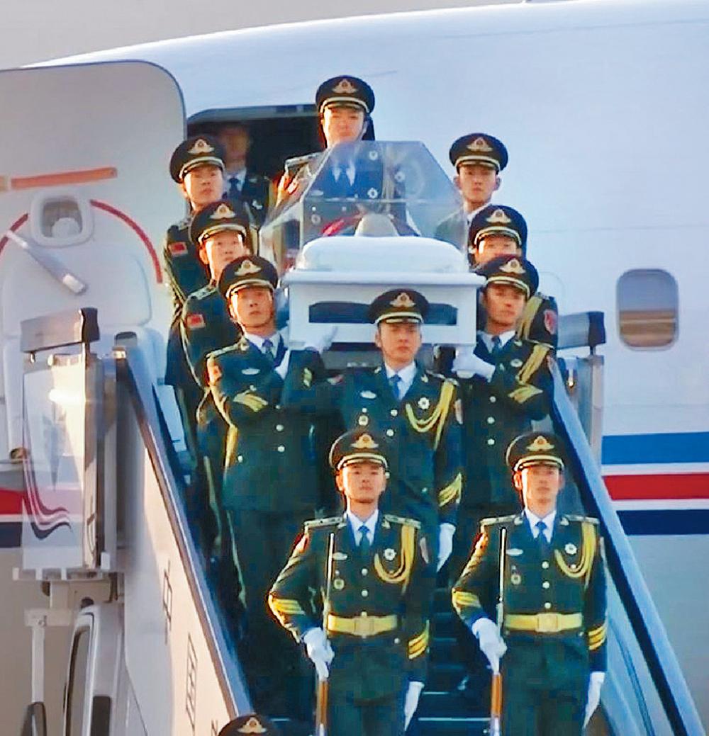 ■江澤民玻璃靈柩從上海由專機敬移到達北京。