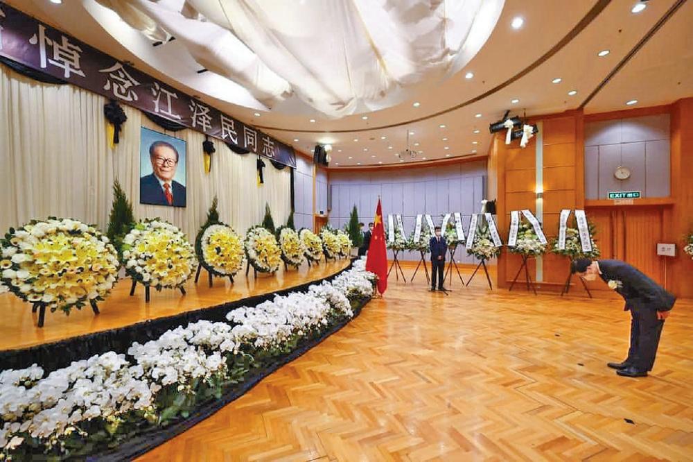 ■李家超代表香港特區表達對江澤民的無比崇敬和深切悼念之情。