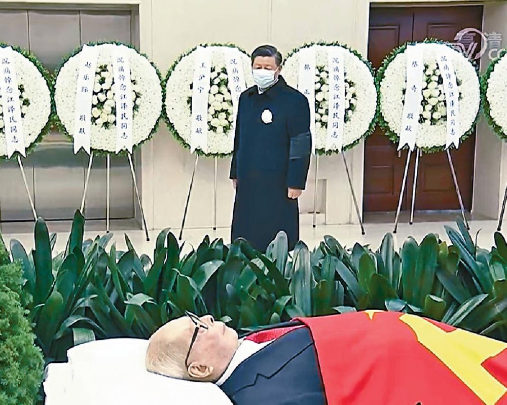 ■國家主席習近平昨早送別江澤民，向江澤民遺體三鞠躬。中央電視台畫面