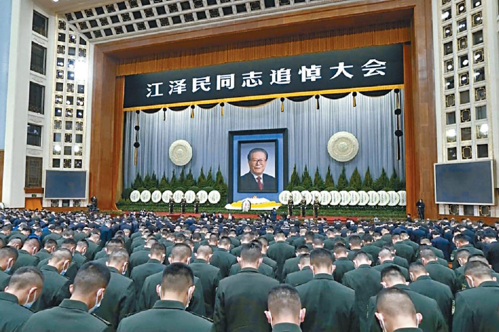 ■江澤民的追悼大會昨在北京人民大會堂舉行，全場向江澤民深深三鞠躬。