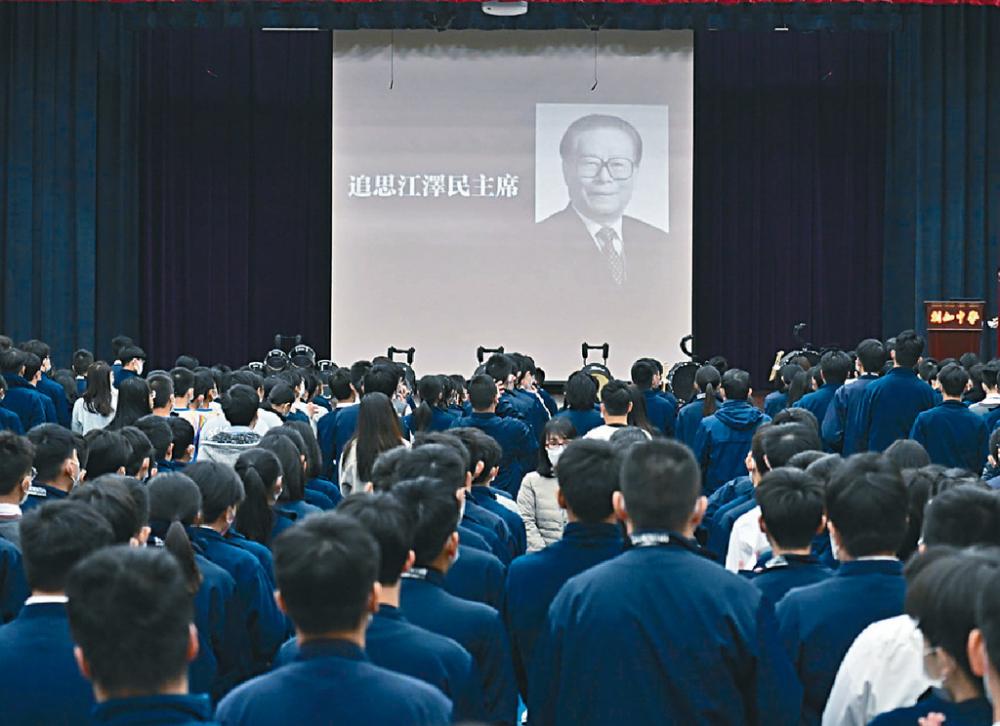 ■江澤民追悼會，本港中小學下半旗，有學交同步辦參與默哀。
