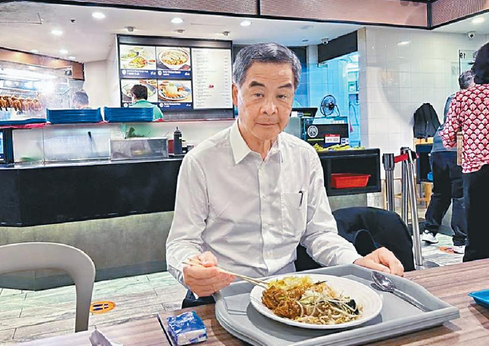 ■梁振英日前於fb發佈他在新加坡往機場前吃午飯的照片。