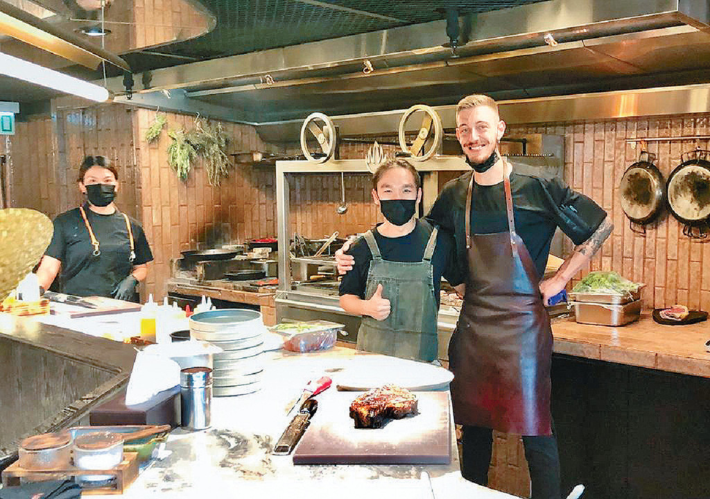 ■廚師們在開放式廚房