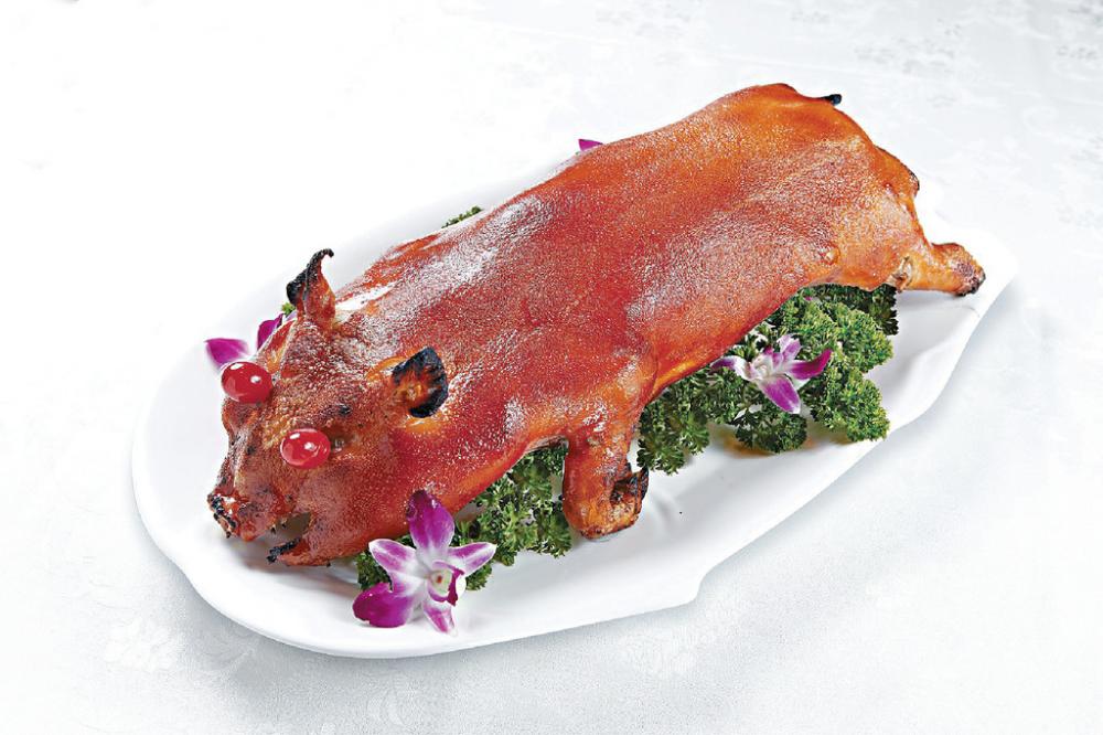 ■富臨全包宴包括最受歡迎嘅龍蝦，仲有鴻運脆皮乳豬全體等好意頭菜式。