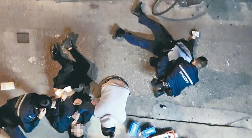 ■開槍警員與中槍菲漢同倒地上。