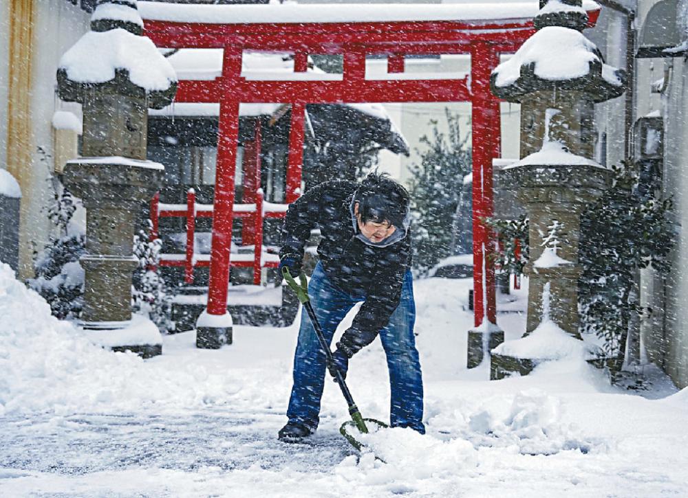 ■日本受到十年一遇的暴風雪吹襲。
