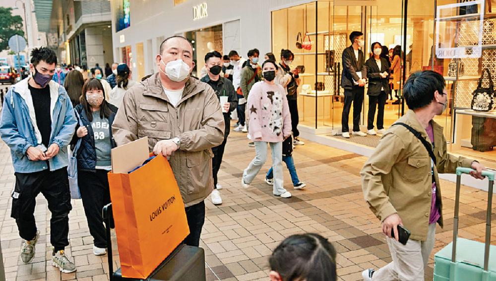 ■新春假期，內地旅客來港人數逐步上升，廣東道名店外現排隊人龍。