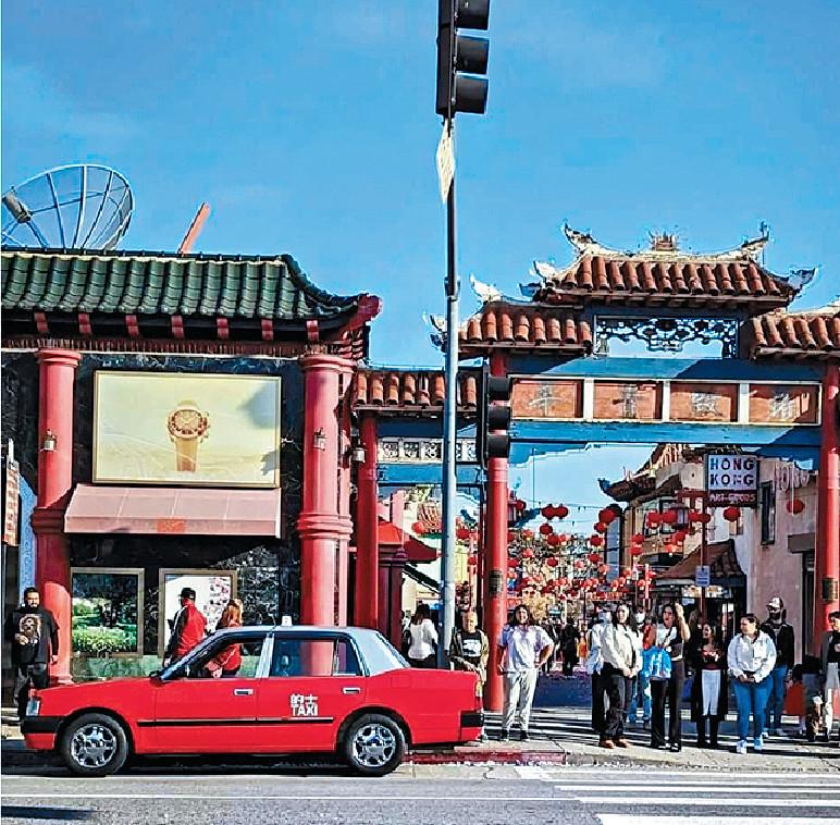 ■美國洛杉磯唐人街日前有一架紅色豐田Comfort房車出沒，後車門寫着「的士TAXI」。