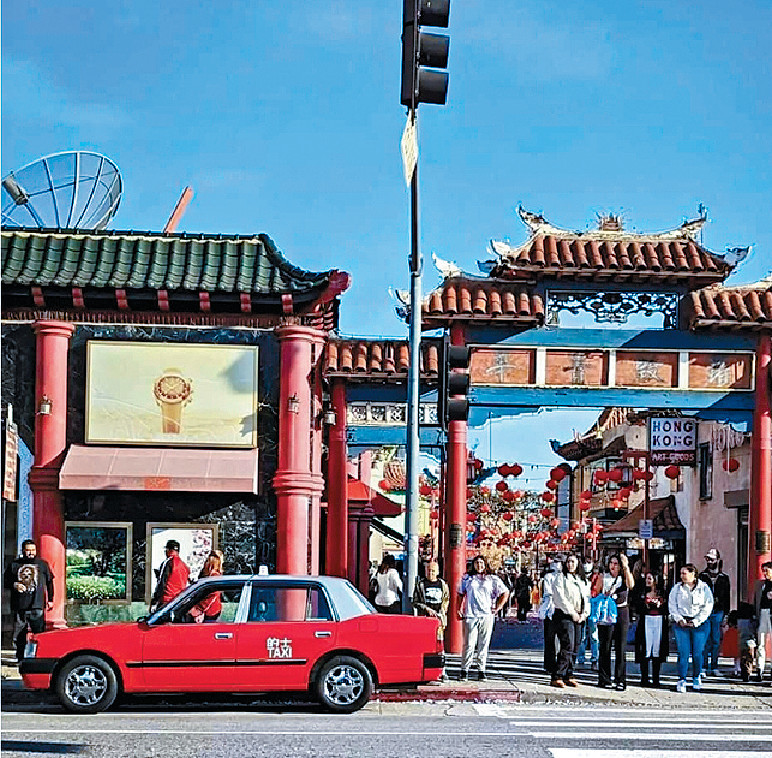 ■美國洛杉磯唐人街日前有一架紅色豐田Comfort房車出沒，後車門寫着「的士TAXI」。p/　　