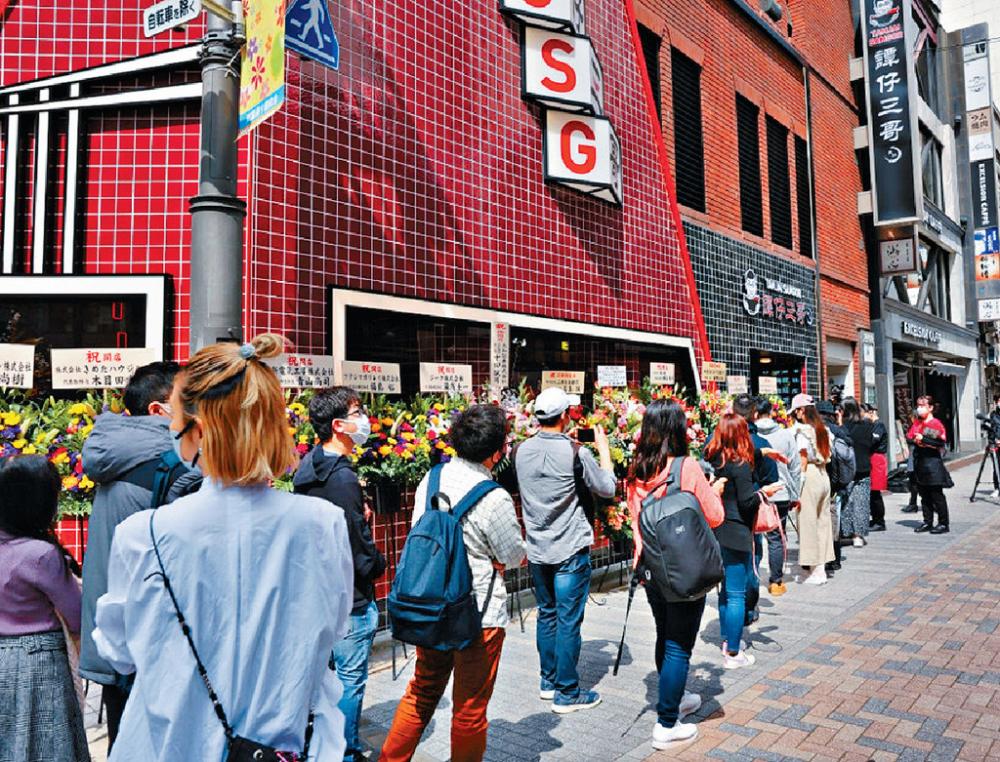 ■圖為譚仔三哥新宿分店，門口長期有不少人大排長龍捧場。