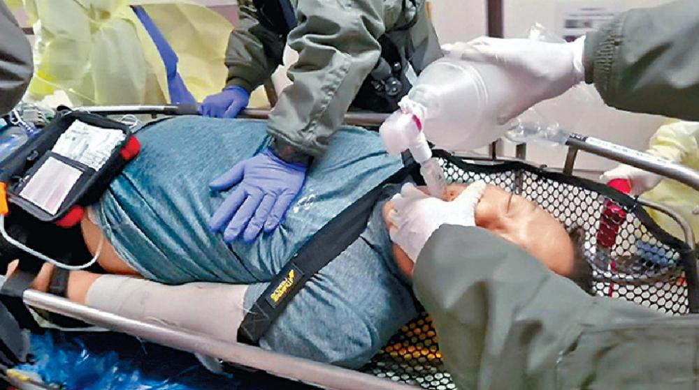 ■飛行服務隊以直升機將梁男送往東區醫院搶救，其間救護員為他施展心外壓急救，惜告不治。