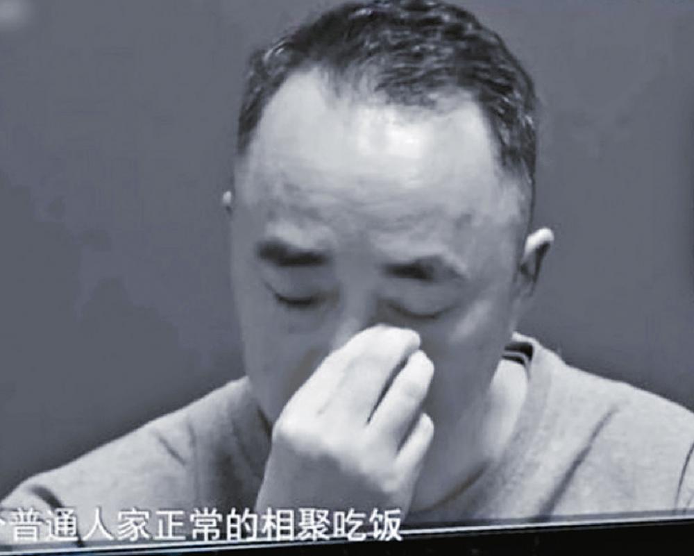 ■高衛東在專題片中懺悔，稱後悔忘記初心與使命。