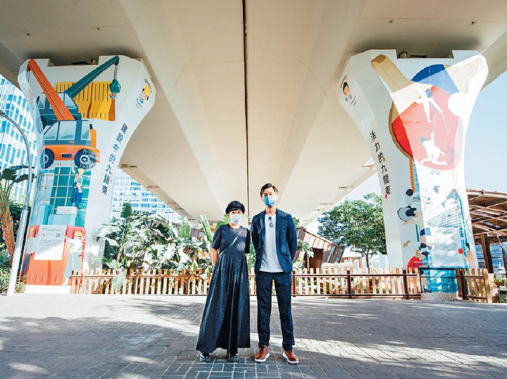 ■設計師龍曉琳（左）同建築師梁安裕與壁畫合照。