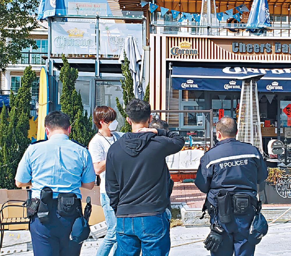 ■警方到蘆慈田村一間酒吧調查，初步點算後證實無損失。