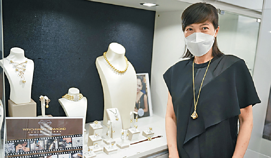 ■永恒南洋珍珠有限公司董事龐茹庭表示，珠寶展吸引了很多有購買力的優質買家。p/　　