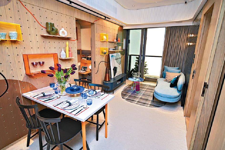 ■第1B座18樓L室為藍本的連家具示範單位，2房（開放式廚房）間隔，457方呎，設計風格年輕簡約。
