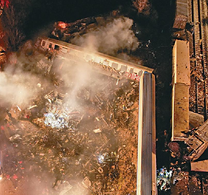 ■希臘中部一列客運列車與一列貨運火車迎頭相撞，其後列車多個車廂出軌，至少三節車卡起火，冒出大量濃煙，路軌滿佈殘骸碎片。