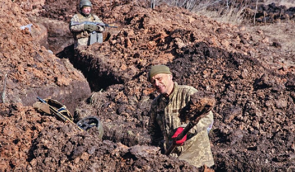 ■烏軍於前線挖戰壕防守，據英國軍方情報，守軍受到的壓力愈來愈大。