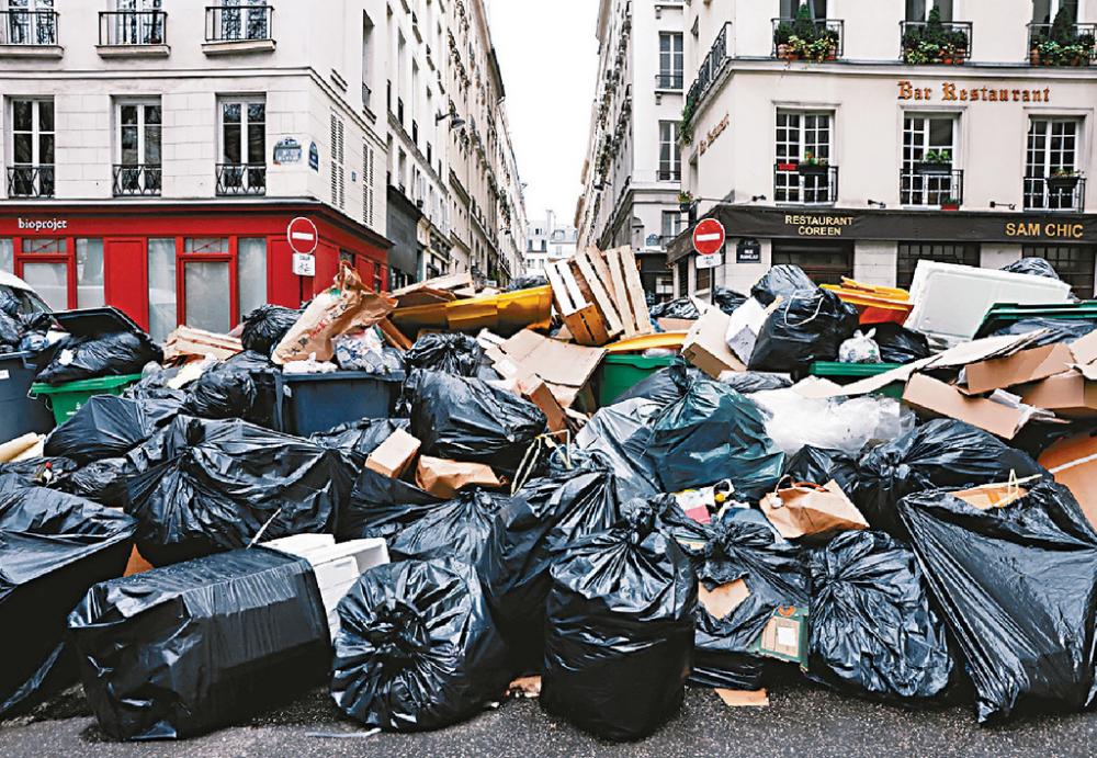 ■巴黎街道開始出現堆積如山的垃圾。