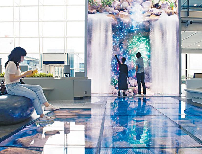 ■香港機場喺背後做咗好多工作令到遊客可以享受特殊體驗。