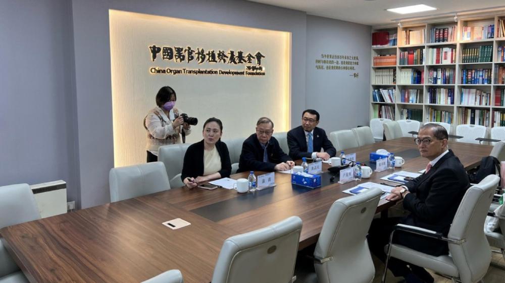 ■盧寵茂（右一）與中國器官移植發展基金會副理事長王海波（右二）和基金會顧問委員會主席黃潔夫（右三）會面。
