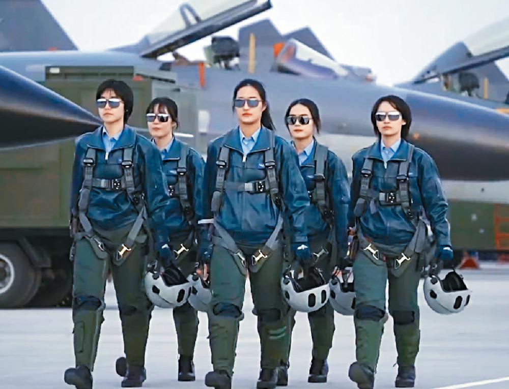 ■中國首批5位殲-11B戰鬥機女飛行學員順利完成單飛。