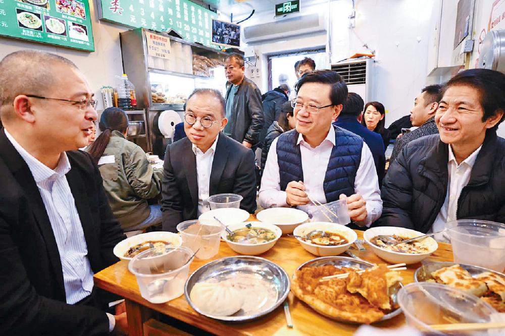 ■特首笑容滿臉同同事交流，又同早餐店員工打招呼。