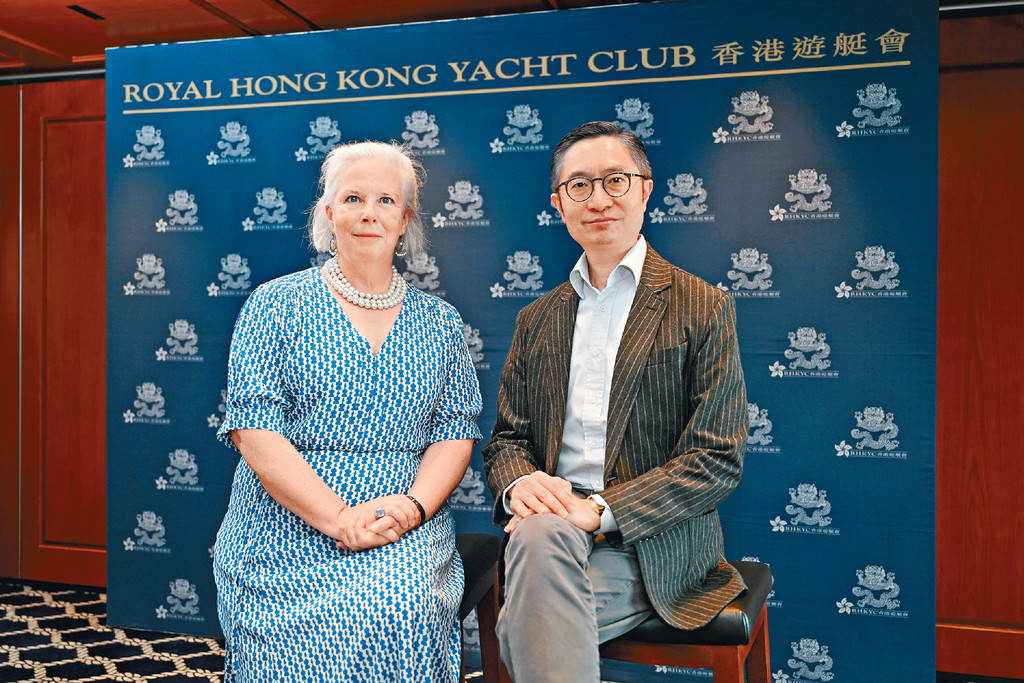 ■香港遊艇會會長Lucy Sutro（左）與《頭條日報》廣告部副總經理劉孟輝（Jacky）（右）分享香港遊艇會的歷史與發展方針。p/　　