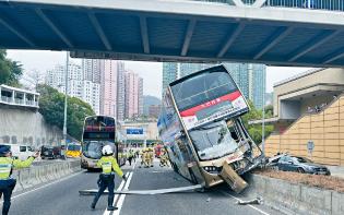 車頭削半47傷  九巴剷壆「吊吊揈」上層58乘客嚇呆